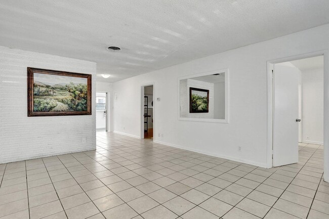 Building Photo - 2540 NE 10th Ct