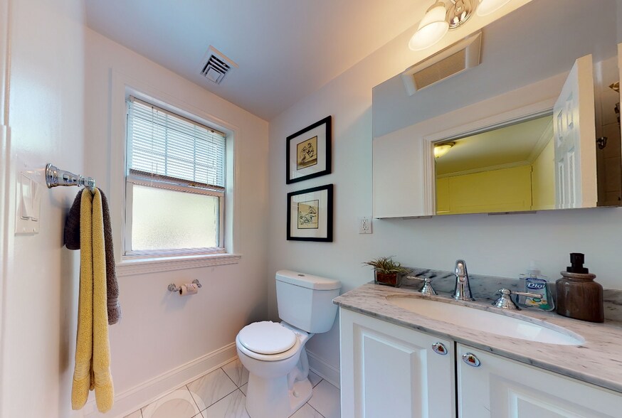 Building Photo - 176 Thornton Rd