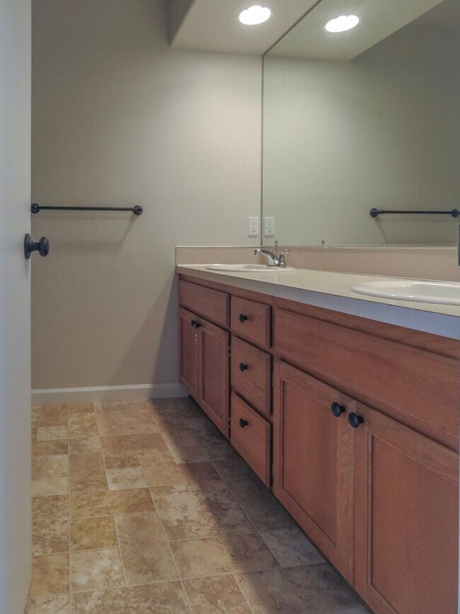 Building Photo - Updated Interior ! Spacious 2 Bedroom 2.5 Bath Town home close to Intel and Nike