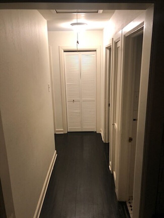 Building Photo - Updated 2/1 Ready For Move In!