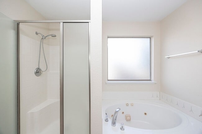 Building Photo - 5828 Pebble Ridge Dr