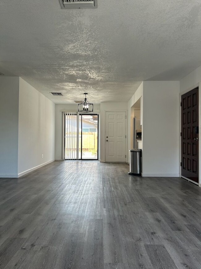 Building Photo - Please contact Vaughn Realty to set up an appointment, 760-446-6561