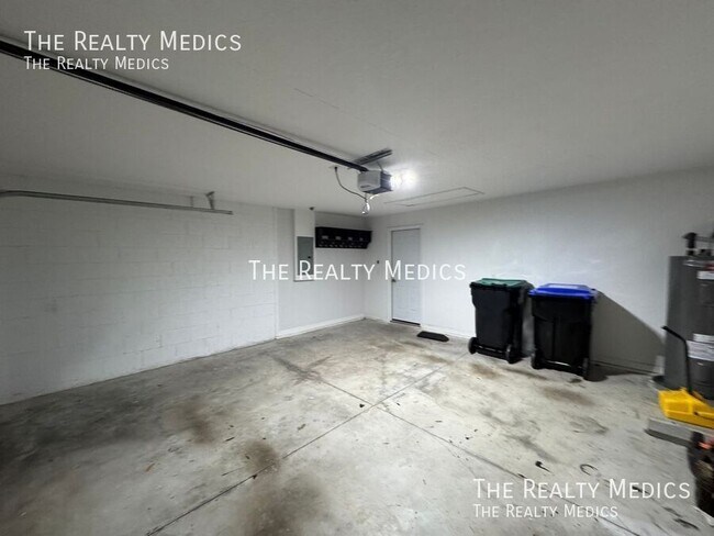 Building Photo - 1328 Karok St