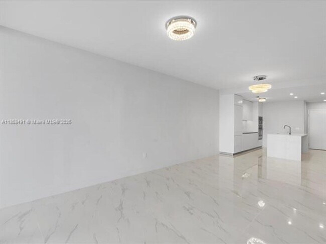 Building Photo - 700 NE 24th St