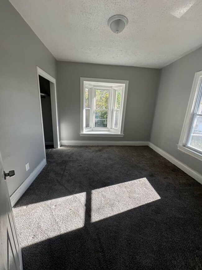 Building Photo - 104-104.5-1045 Bernard St