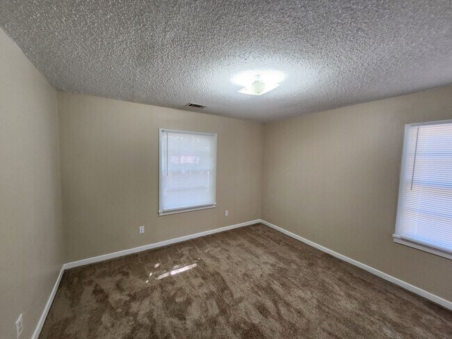 Building Photo - 2427 Young Dr