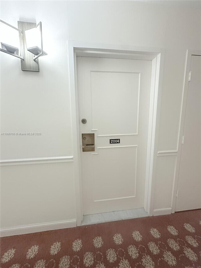 Building Photo - 2500 Parkview Dr