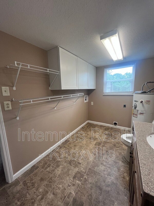 Building Photo - 405 Iroquois Ln
