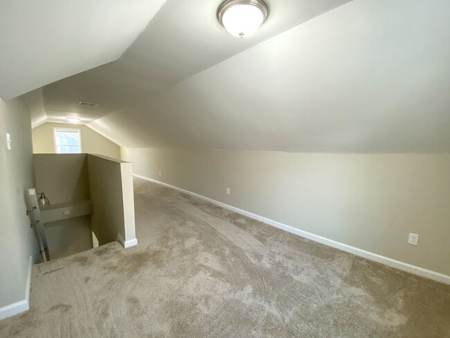 Building Photo - Recently renovated, 2 Bed, 1 Bath with Bon...