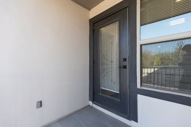 Building Photo - 130 Rose Ln