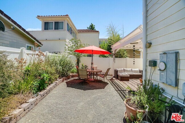 Building Photo - 182 Comanche