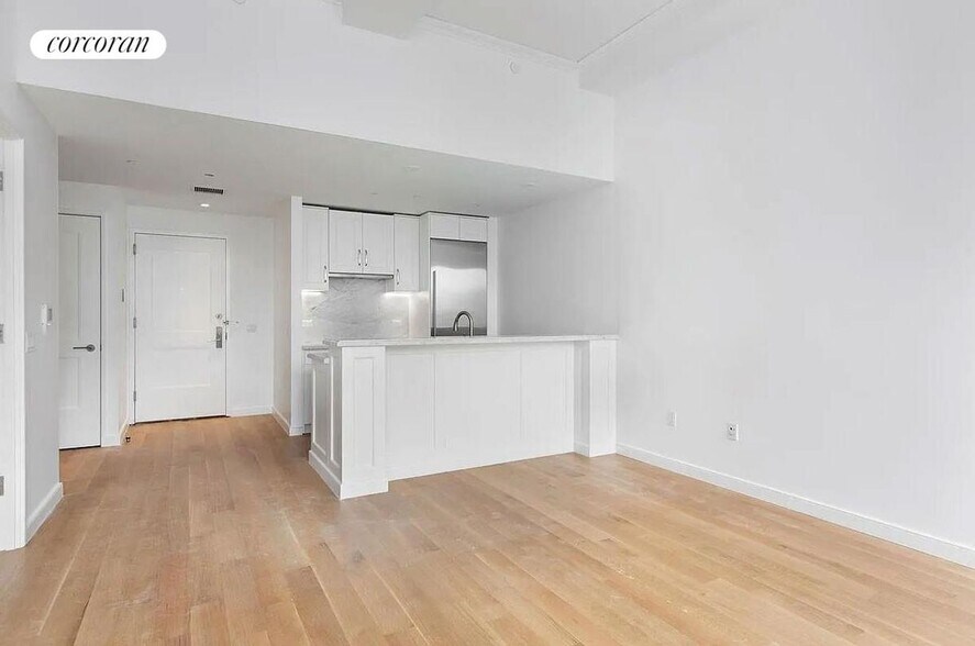 Primary Photo - 225 E 19th St