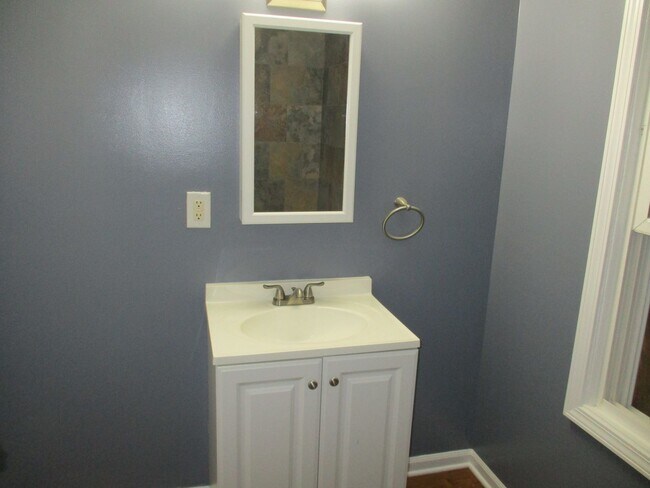 Building Photo - 3 Bedroom 1 Bath