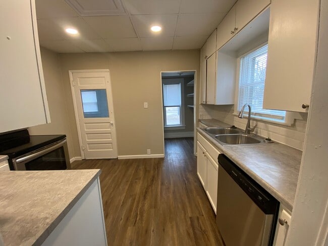 Building Photo - Charming 4 bedroom/2 bath home in Winfield! Coming Available in mid-July!