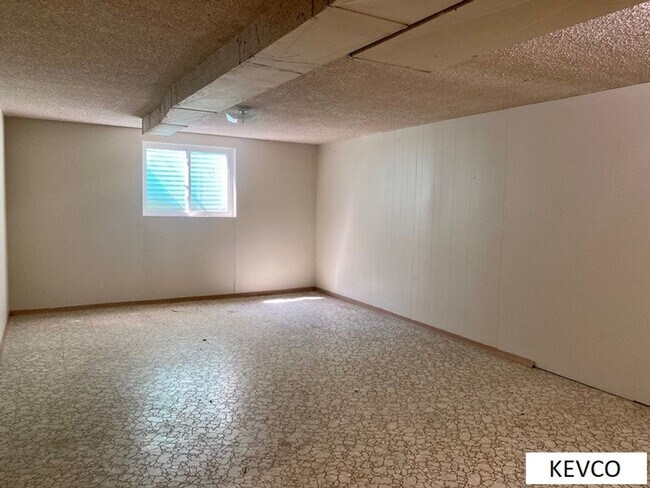 Building Photo - Four Bedroom Single Family Home with Large Backyard