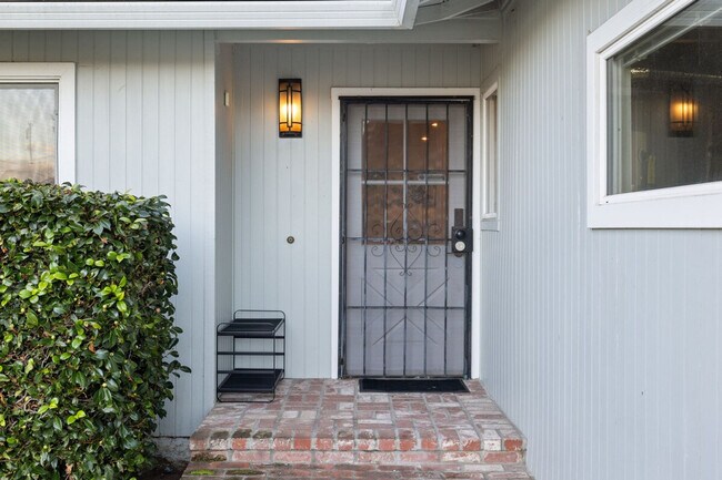 Building Photo - 2380 Aram Ave