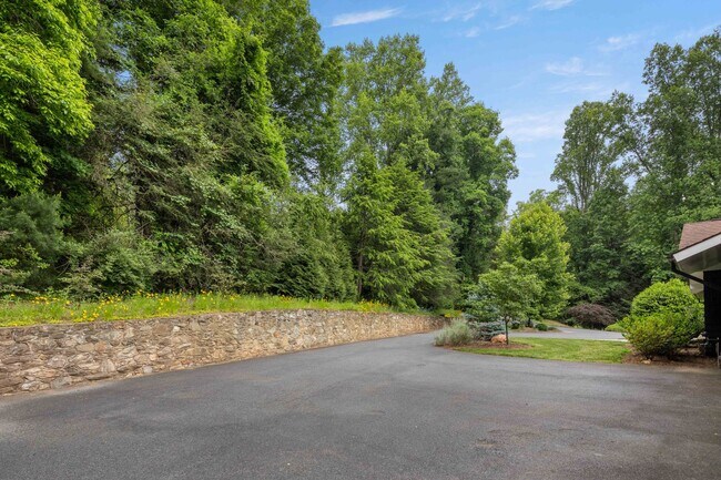 Building Photo - Spacious and Private Home in Biltmore Forest