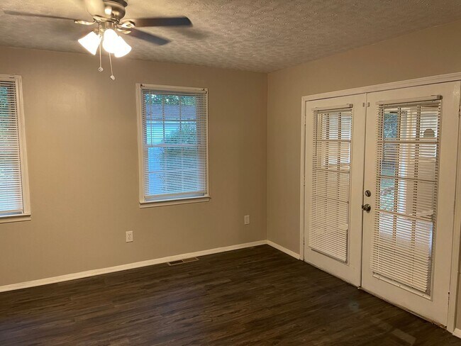 Building Photo - 8927 Cornell Dr
