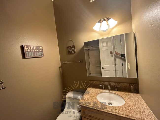 Building Photo - 3 Bedroom - Great Location!