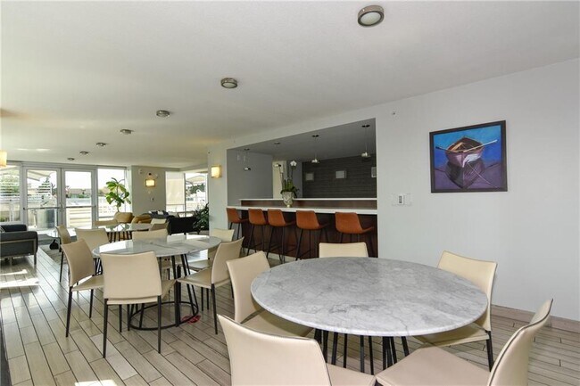 Building Photo - 300 Bowie St