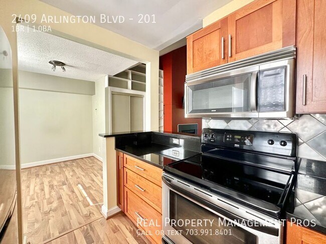 Building Photo - 2409 Arlington Blvd
