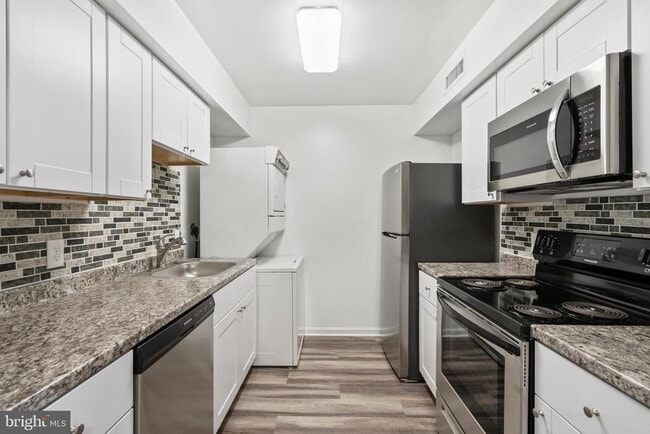 Building Photo - 18450 Lotus Ct