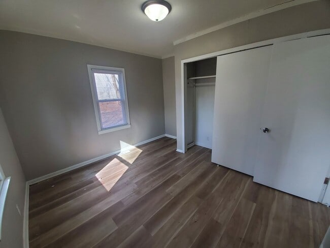 Building Photo - 3 Bedroom, 1 Bathroom with partially fence...
