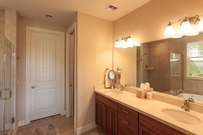 Building Photo - Gorgeous free standing luxury Hokulani Golf Villa fully furnished 3/2.5 for rent