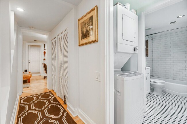 Building Photo - Amazing Adams Morgan Two-Level Condo| Parking included!