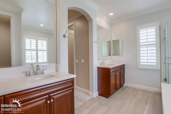 Building Photo - Beautiful 5Bdm 2.5Ba Home with Mountain Vi...