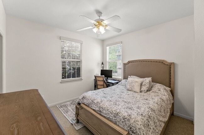 Building Photo - 4 Bedroom Home in the Beautiful Bridgeport Community!