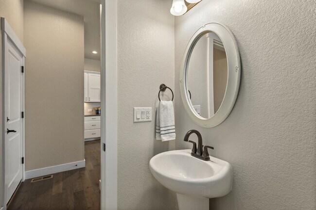 Building Photo - Stunning 3 bed, 4 bath townhome - attached...