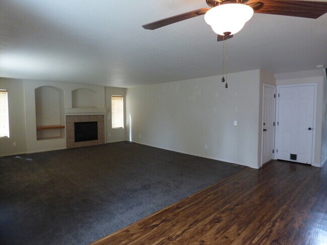 Building Photo - Stunning 4 bedroom/ 2.5 bath home with 2 car Attached Garage in Fort Collins, Colorado