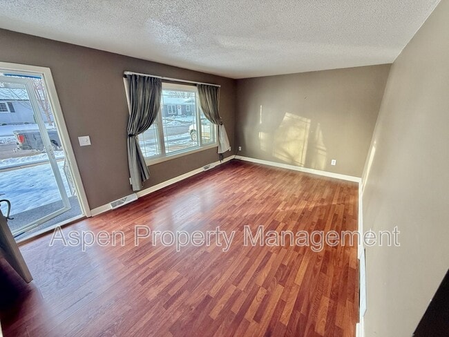 Building Photo - 1704 Parkway Dr