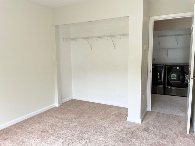 Building Photo - Spacious 2 Bed 2.5 Bath Townhome Style Con...