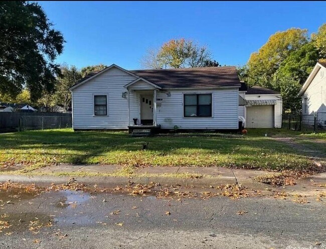 Primary Photo - 4512 Rogers St