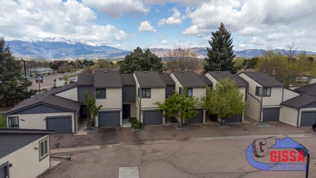 Building Photo - Cute townhome with 2 bedrooms - 1 1/2 bath...