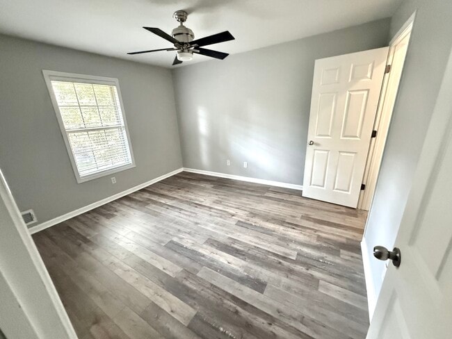 Building Photo - 28 Villa Ct SE