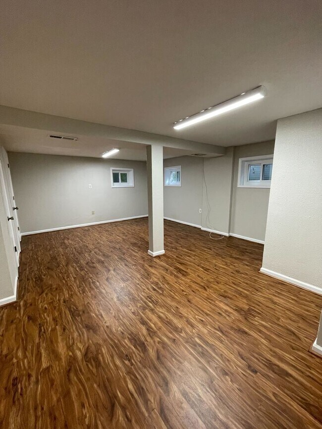Building Photo - Updated 3 Bedroom 2.5 Bath Home on Hardwoo...