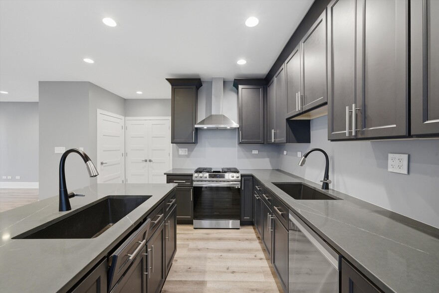 Building Photo - 308 W Evergreen Ave