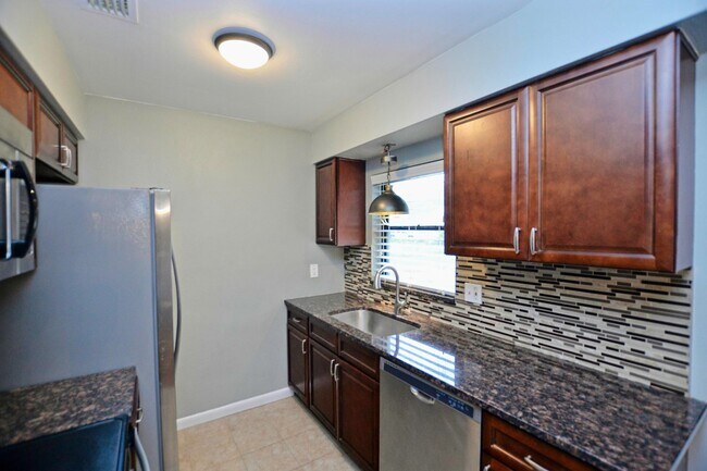 Building Photo - 4 bed 2 bath home
