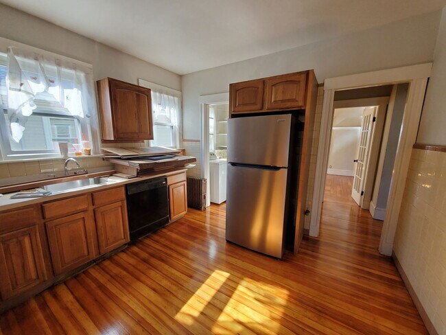 Building Photo - 623 Fellsway