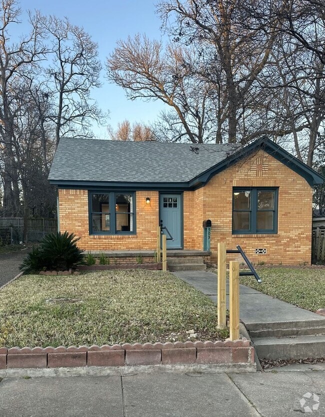 Building Photo - Adorable Cottage in the Azalea District!