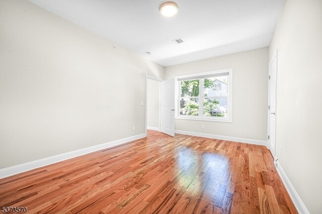 Building Photo - 9 N Beverwyck Rd