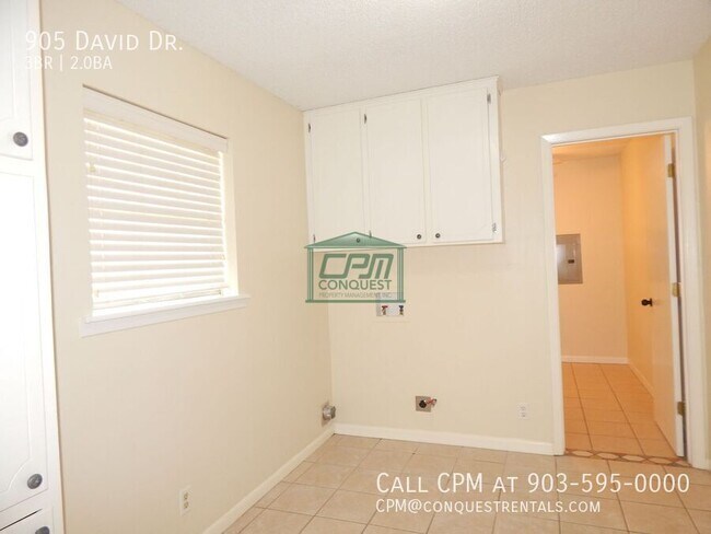 Building Photo - 905 David Dr