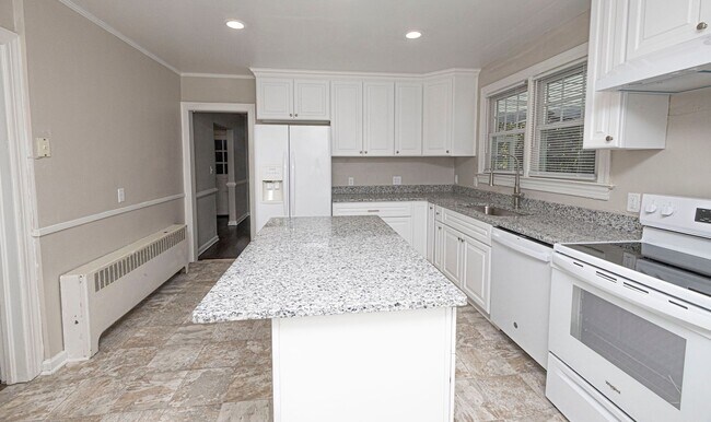 Building Photo - 3 Bedroom in Hampton Available Now!!