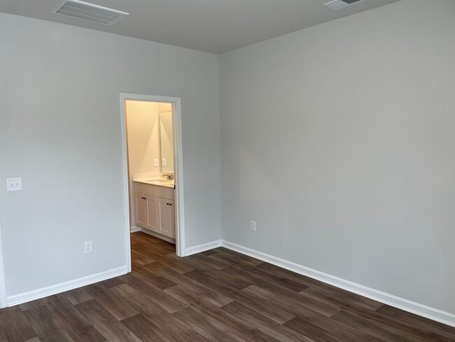 Building Photo - 2114 Northwest Dr