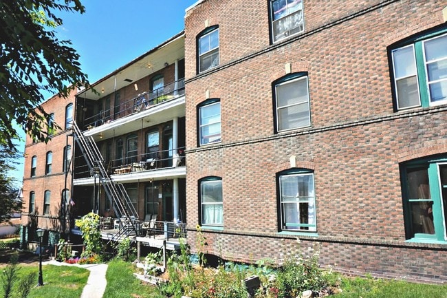 Building Photo - Center Court Apartments