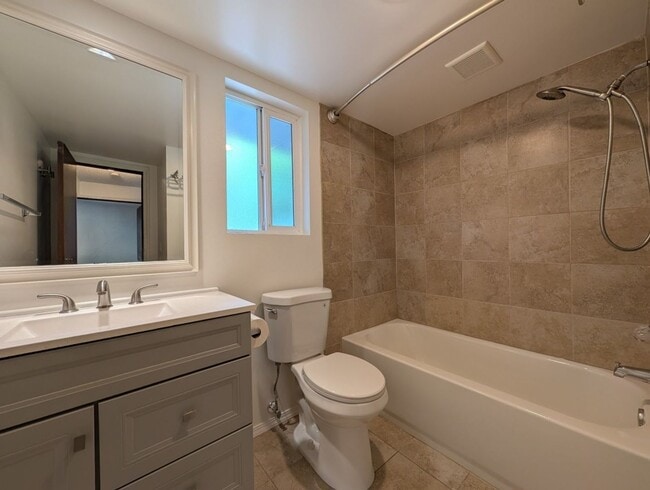 Building Photo - 2Bd/1.5Ba Shoreline Condo