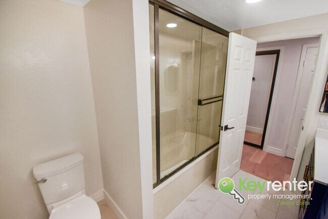 Building Photo - Beautiful 4 Bed / 3 Bath Bollinger Hills Home with Gorgeous Remodeled Kitchen!